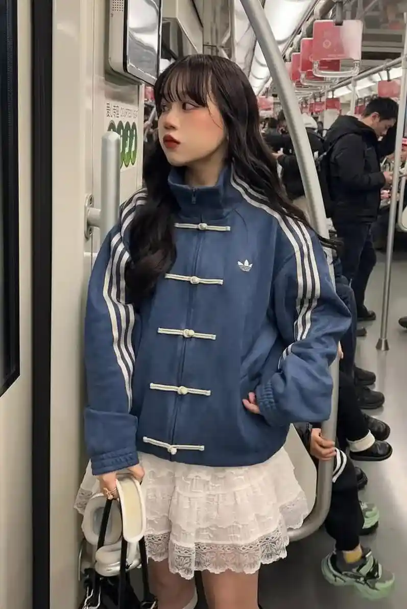 아디다스가 중국에만 출시한 자켓.jpg
