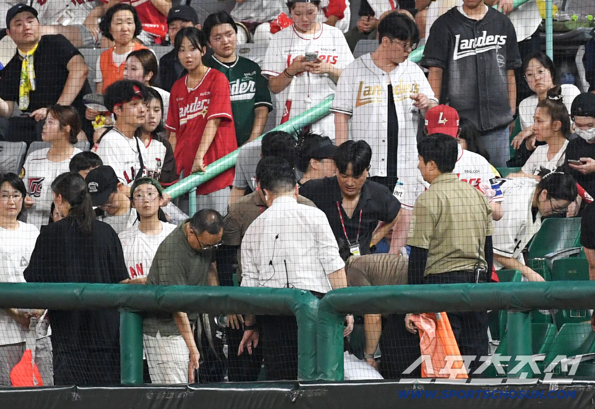 '터질 게 터졌다' 살인 폭염에 진행된 LG-SSG전, 관중 …