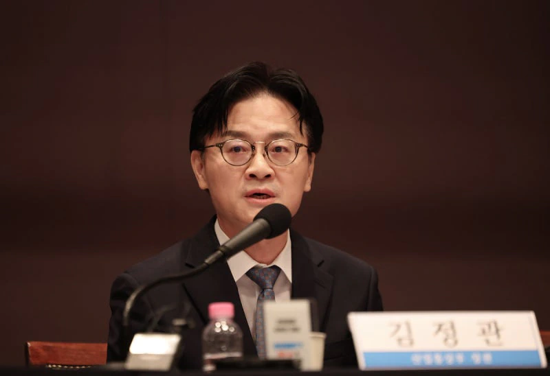 중국 대법원도 “996은 불법”이라는데…‘장시간 노동할 자유’ 허하라는 산업…