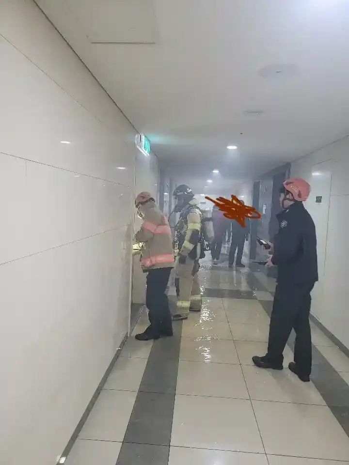 아파트 40층대에서 꽁초던져서 분리수거장 불낸 흡연자.jpg