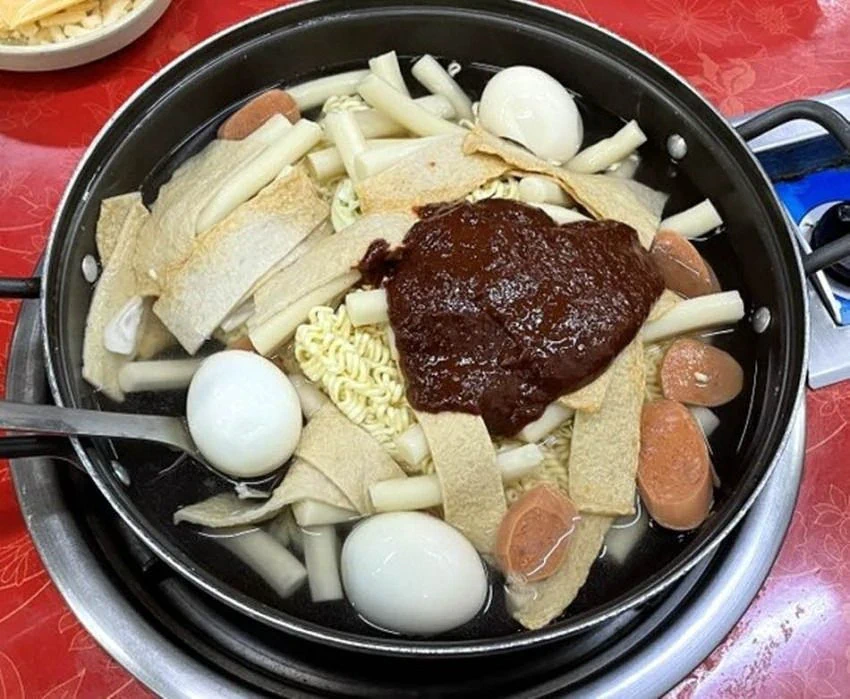 요즘 인기 식은 듯한 추억의 떡볶이