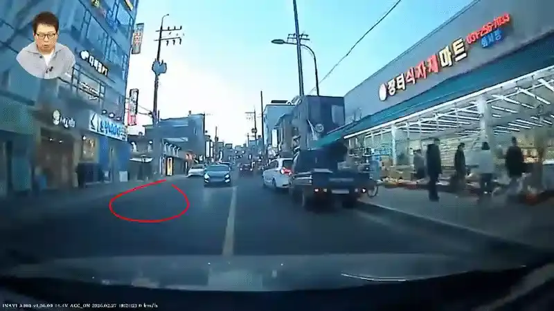사이드미러끼리 부딪힌 걸로 한방병원으로..gif
