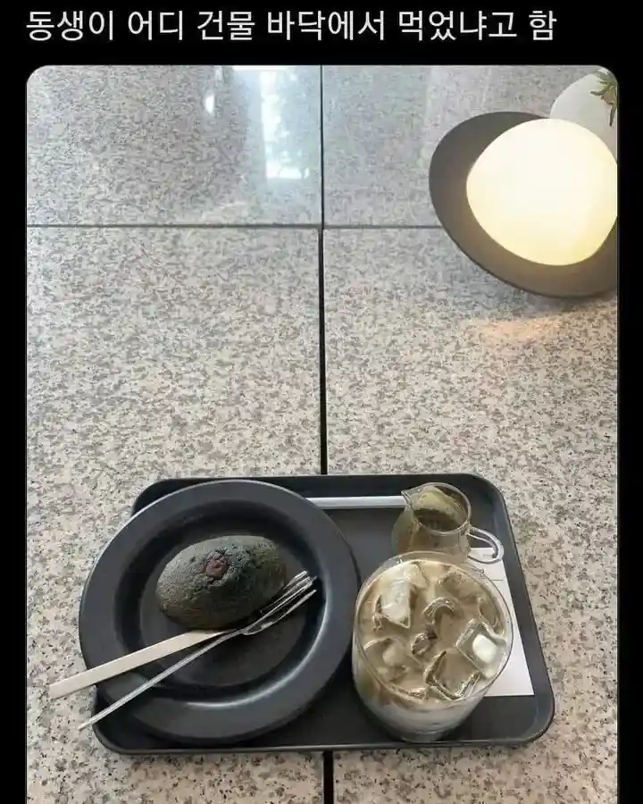건물 바닥에서 커피 먹는 사람.jpg