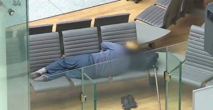 폭염에 노숙인 몰린 인천공항, 결국 "나가라"…인권단체 반발