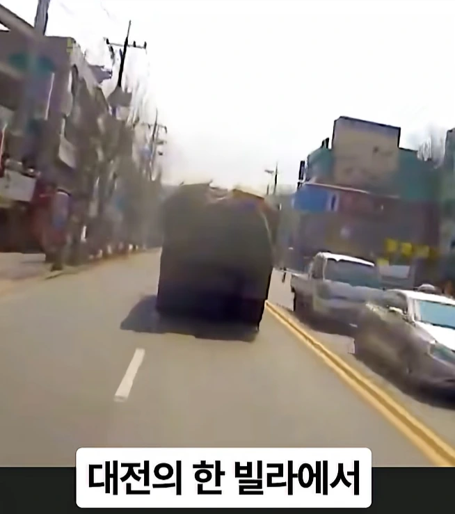 화재현장 입구를 막은 포크레인