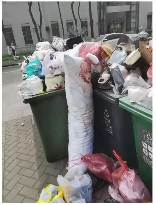 속옷만 입은채 쫓겨난 여자친구