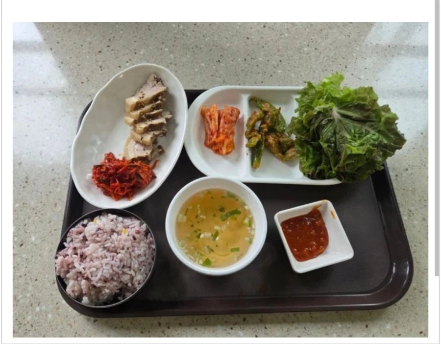 의견 갈리는 8500원짜리 수육정식