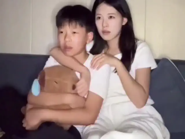 공포영화 같이보는 남매