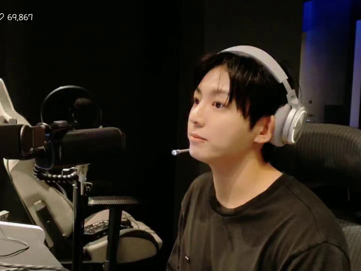 BTS 정국 라이브 방송에서 팬이 영어로 소통을 요청했을 때 반응
