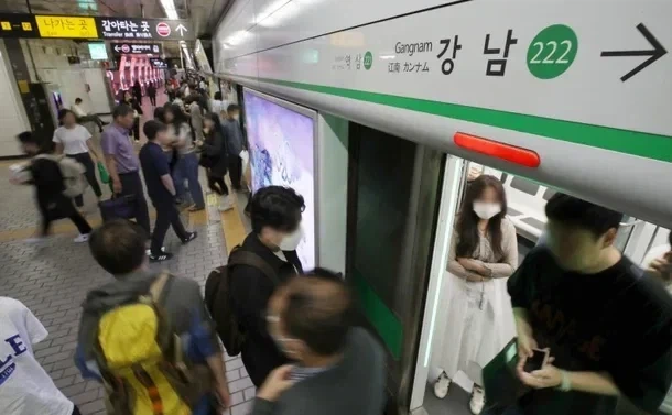 "에어컨 꺼달라" vs "약냉방칸 가라"…출퇴근길 '냉방 전쟁'