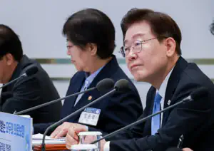 李 ‘긍정’ 7.8%p 내린 40.8%…‘부정’ 56.5%-코리