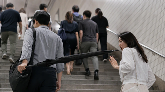 "제발 세로로 들어주세요”…장마철 '거리의 흉기' 된 장우산