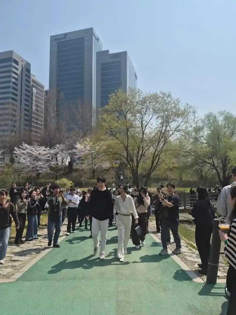 어제 양재천에 벚꽃 보러간 한가인-연정훈 부부