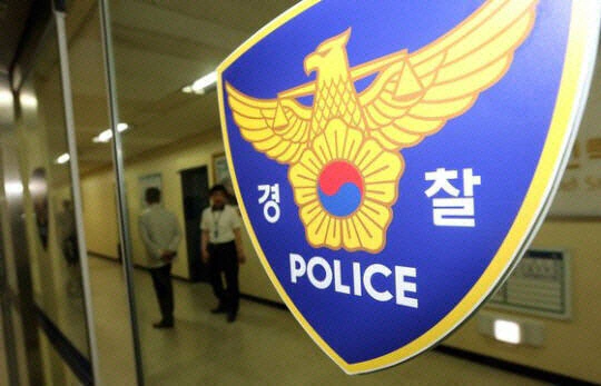 경찰의 정차 명령 불응…오토바이 타고 도주한 10대, 차량 들이받고 심정지