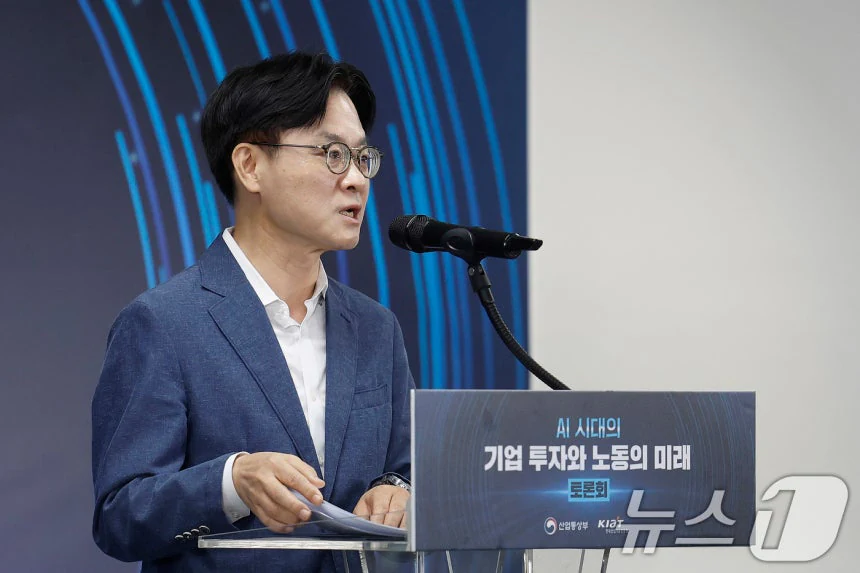 "中은 일요일 하루 쉰다"…김정관 "주52시간 손봐야 경쟁력 산다"
