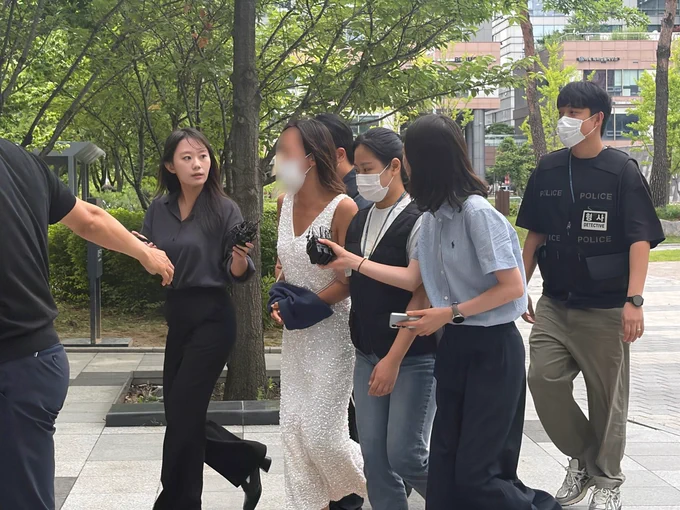 '개표소 시위' 중 경찰에 침 뱉고 욕한 40대 여성 구속 송치