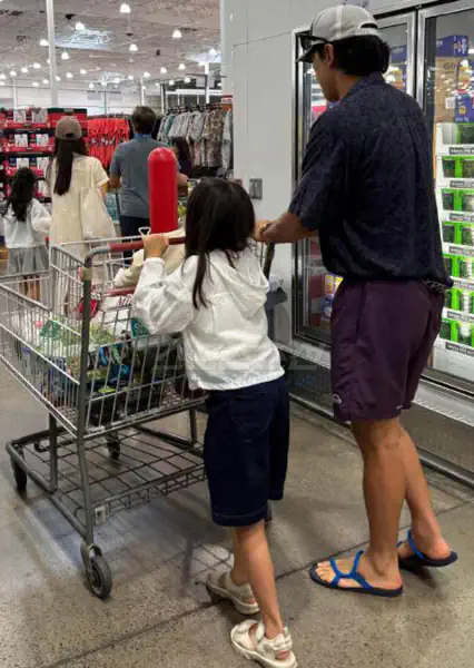 비♥김태희, 하와이서 포착…훌쩍 자란 두 딸과 함께
