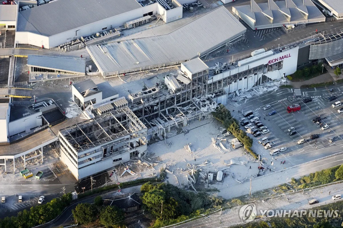 "구마모토 대형쇼핑몰 일부 붕괴, 내부에 다수 갇힌듯" < NHK>