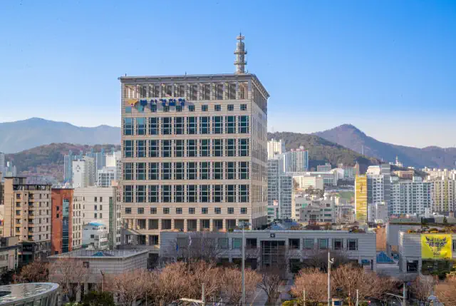 도박꾼에 청각장애인 통장 팔아넘긴 수어통역사 ‘구속’