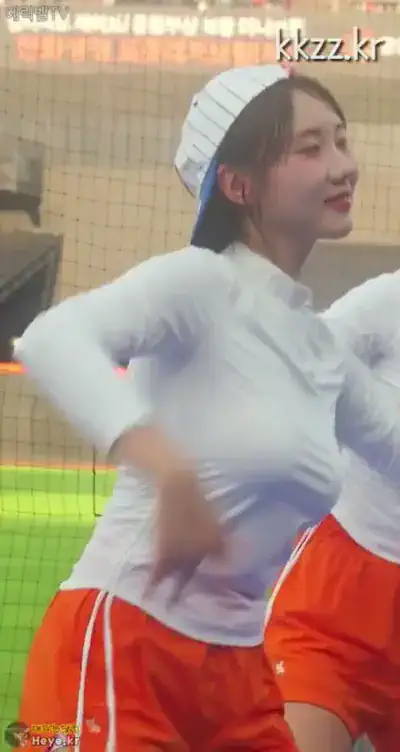 미사일 발사한 기세인 치어리더 누나 공격적인 가슴 크기