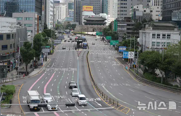 오늘 휴가철 한산한 모습 보이는 서울 도심 도로.jpg