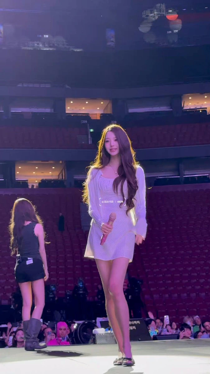 콘서트 사운드체크 도중 팬한테 화장실 위치 알려주는 장원영