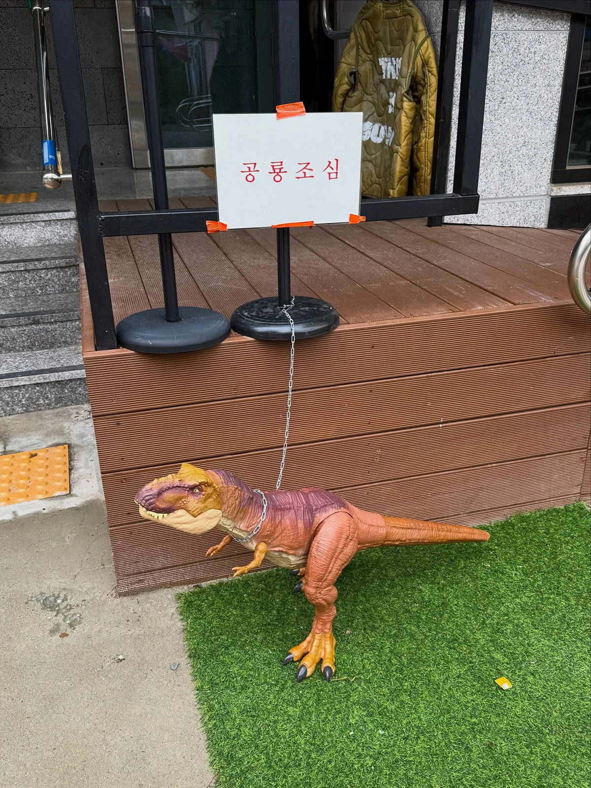 입마개 해야한다 VS 말아야 한다로 논란 중인 사진