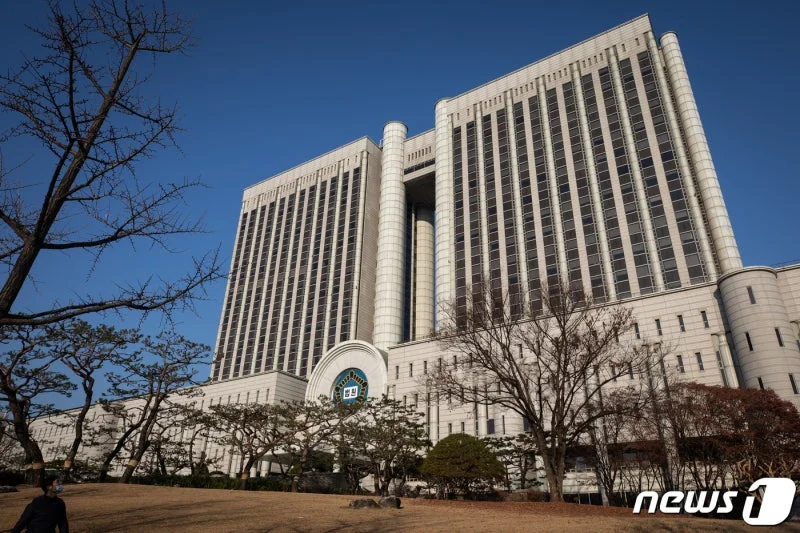 지적장애인 물고문하고 수천만원 갈취…20대 징역 3년