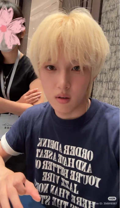 렌즈 정보 물어보는 팬한테 바로 렌즈 빼서 보여주는 아이돌