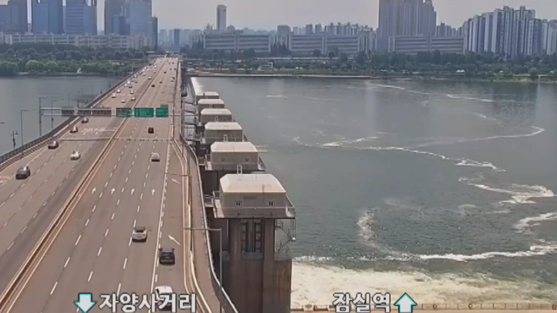 한강 잠실대교서 수영하던 30대 남성 수문으로 빨려들어가 심정지