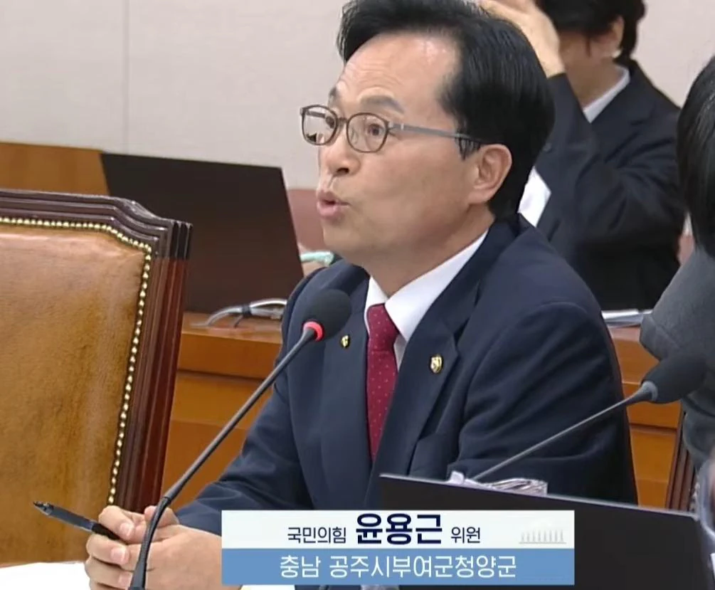 축구협회장 정몽규, 문자 주고받다 현장에서 걸림